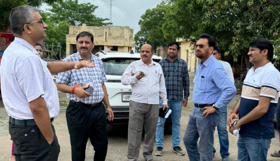 Greater Noida News: ग्रेनो ACEO Ashutosh Dwivedi ने अपनी टीम के साथ किया मोक्षधाम सफीपुर का निरीक्षण