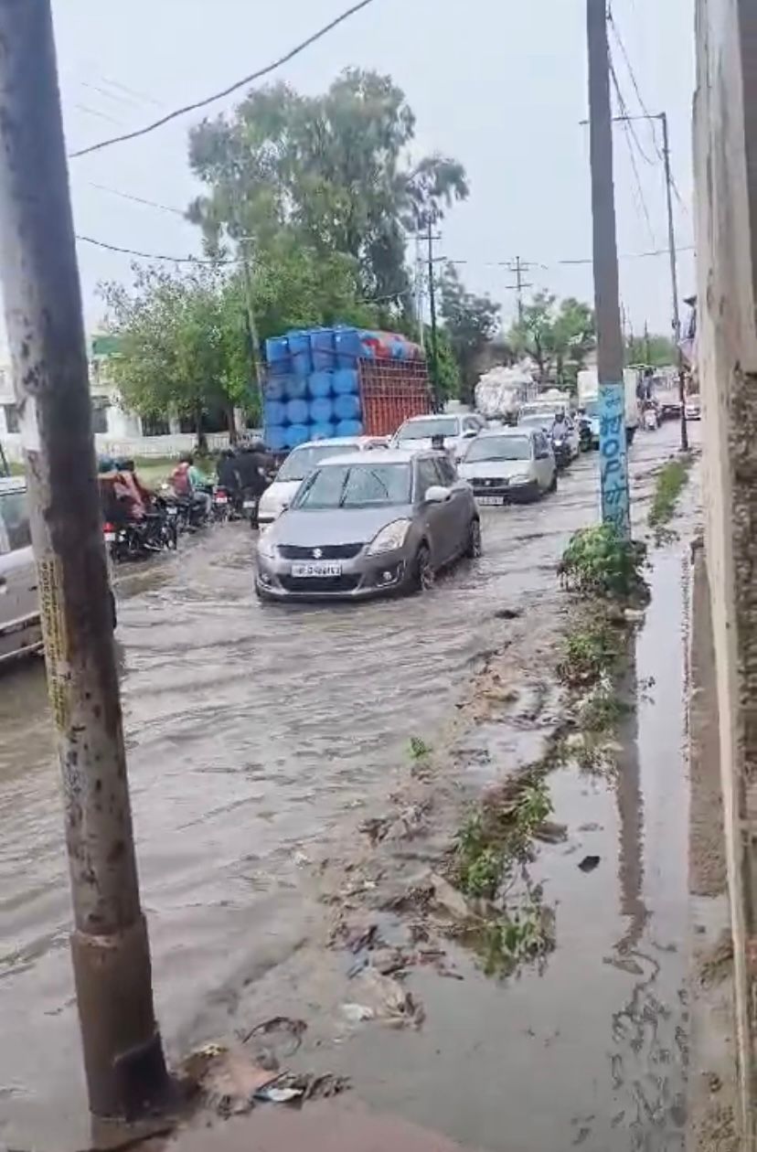 Greater Noida News: ग्रेटर नोएडा के स्मार्ट विलेज तिलपता में जलभराव की गंभीर समस्या