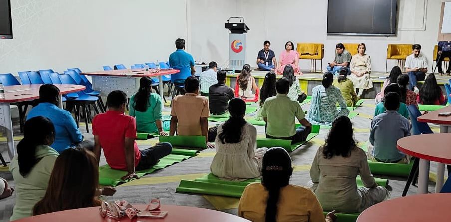 Greater Noida: गलगोटिया विश्वविद्यालय में “आर्ट ऑफ़ लिविंग