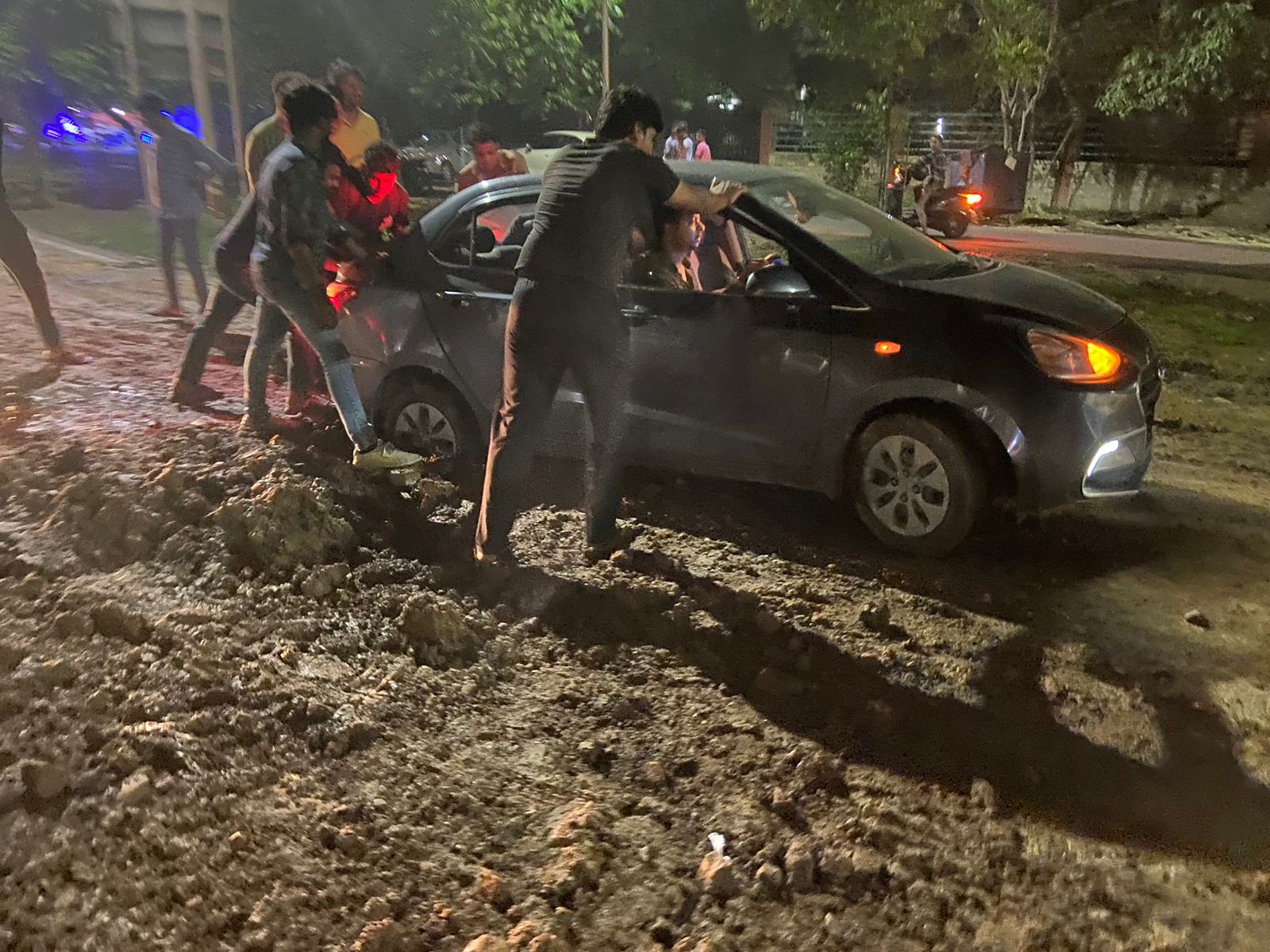 Greater Noida Authority की लापरवाही की हद, ग्रेटर नोएडा प्राधिकरण के संबंधित अधिकारी नहीं दे पा रहे हैं ध्यान