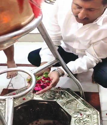 Ghaziabad News: व्यापारी नेता सोनू पाठक ने दूधेश्वरनाथ का किया रूद्राभिषेक
