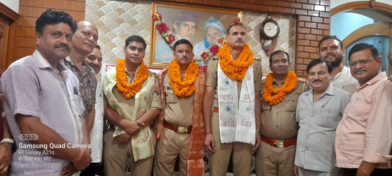 व्यापारियों द्वारा महेंद्र त्रिपाठी और उनकी टीम का भव्य सम्मान समारोह
