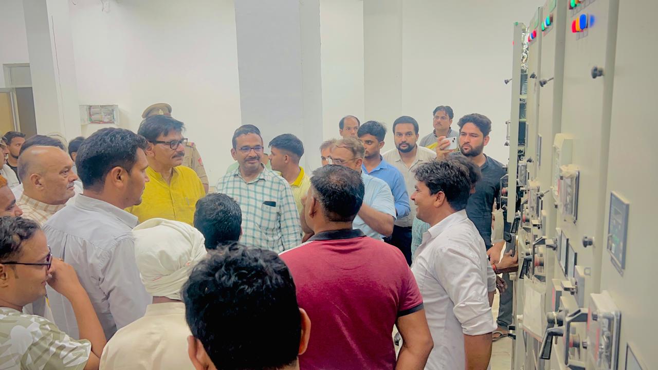 Jewar MLA News: जेवर विधायक धीरेंद्र सिंह ने लिया एक्शन, बिजली समस्या को हल करने के लिए अधिकारियों के साथ की बैठक