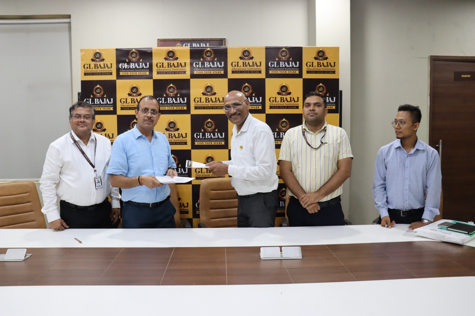 Delhi News: जीएल बजाज इंस्टीट्यूट ऑफ टेक्नोलॉजी एंड मैनेजमेंट ने ट्रेक्स सोसाइटी (एक राष्ट्रीय सड़क सुरक्षा एनजीओ), नई दिल्ली के साथ राष्ट्रीय सड़क सुरक्षा के लिए (एमओयू) हस्ताक्षर किया है