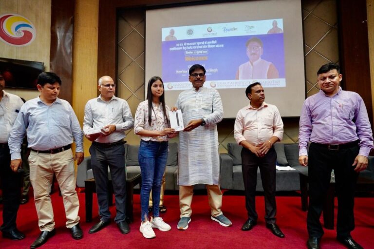 Greater Noida News: युवा शक्ति, देश की शक्ति: गलगोटिया कॉलेज में टेबलेट वितरण समारोह बना डिजिटल युग का नया अध्याय -जेवर विधायक ठा० धीरेंद्र सिंह