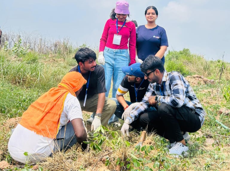 Greater Noida News: जीएलबीआईएमआर सेंटर फॉर सस्टेनेबिलिटी और सक्षम भूमि फाउंडेशन का तुगलकाबाद जैव विविधता पार्क में स्वच्छता और वृक्षारोपण अभियान