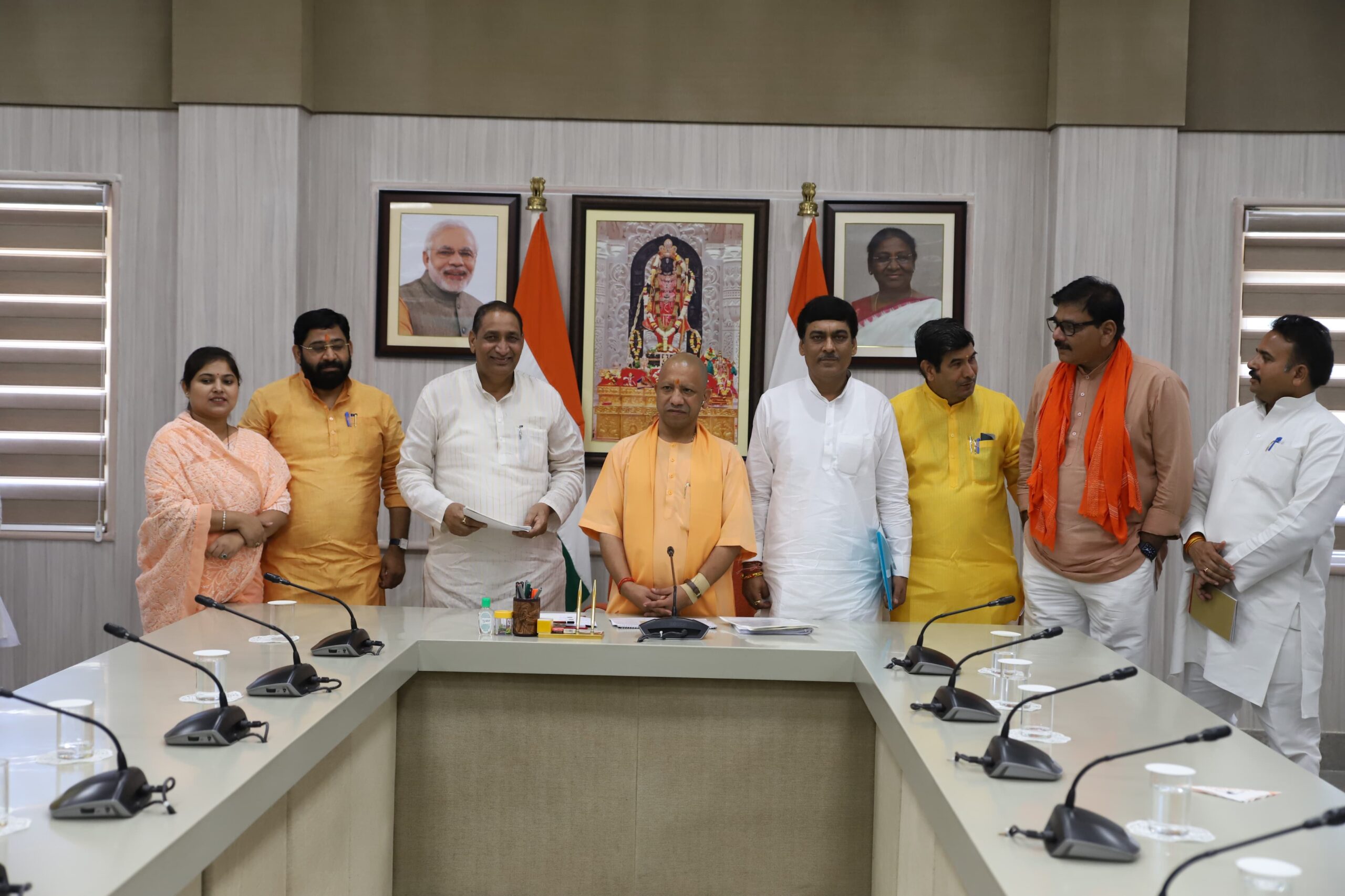 UP CM News: CM योगी की सख्त चेतावनी, बेलगाम अधिकारियों के खिलाफ पक्के सबूतों के साथ शिकायत करें, मेरठ में बोले, सांसद-विधायकों से बोले सीएम
