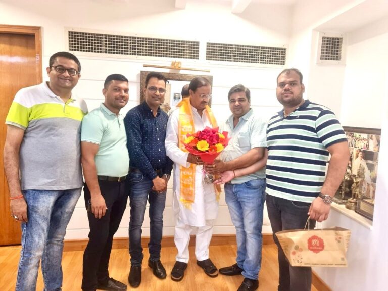 Noida News: उत्तर प्रदेश युवा व्यापार मंडल की नई प्रादेशिक टीम का शपथ ग्रहण समारोह, डॉ. महेश शर्मा ने दी शुभकामनाएं