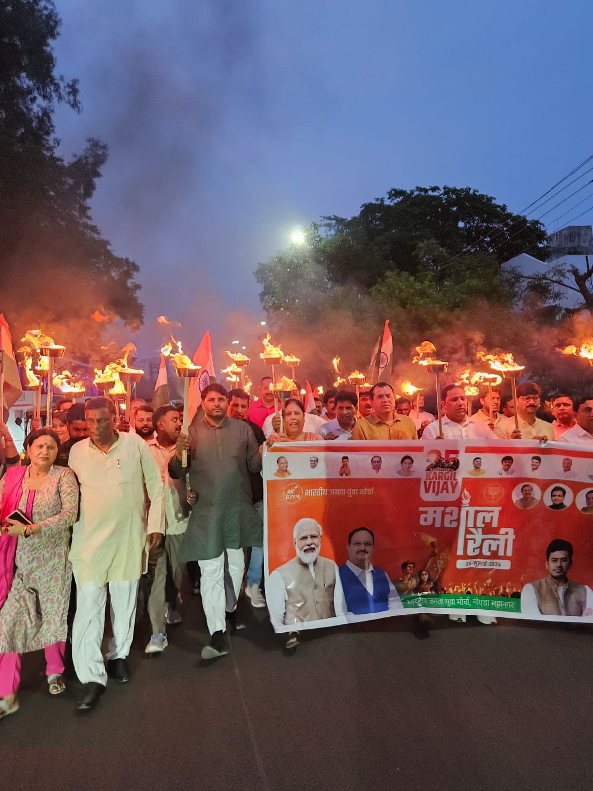 Noida News: कारगिल विजय दिवस की पूर्व संध्या पर भाजपा कार्यकर्ताओं ने निकाला मसाल जुलूस