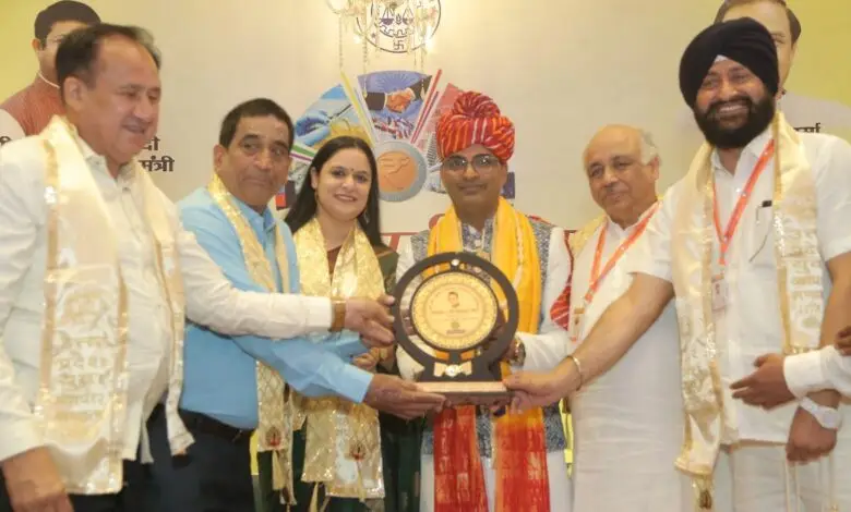Noida News: "नोएडा में उत्तर प्रदेश युवा व्यापार मंडल का प्रादेशिक शपथ ग्रहण समारोह, विकास जैन के नेतृत्व में व्यापारियों ने दिखाई एकता"