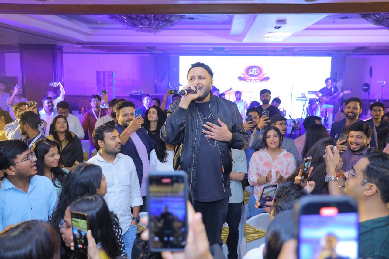 Greater Noida News: जीएल बजाज के पूर्व छात्रों का 'अल्मा फिएस्टा' में धमाल, ताज होटल में यादों और संगीत का संगम