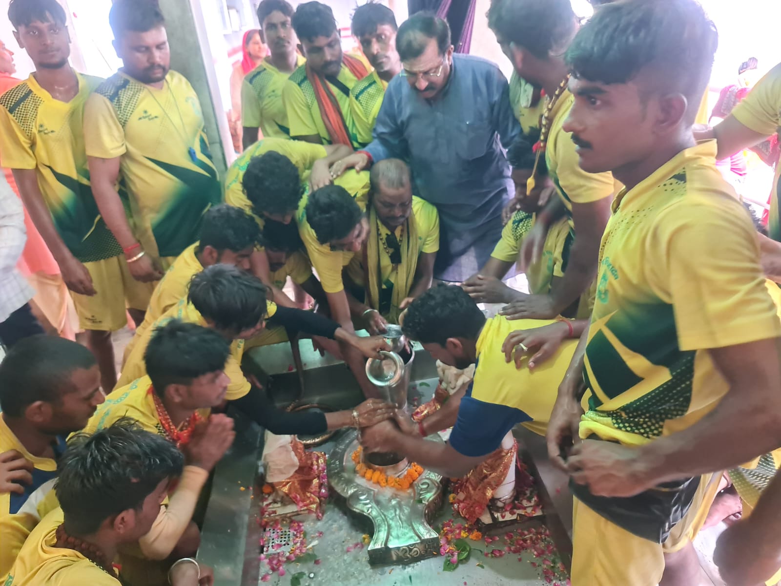Noida News: श्री सनातन धर्म मंदिर में कावड़ियों ने चढ़ाया जल, हरौला के शिव भक्तों ने बढ़ाया आयोजन का उत्साह