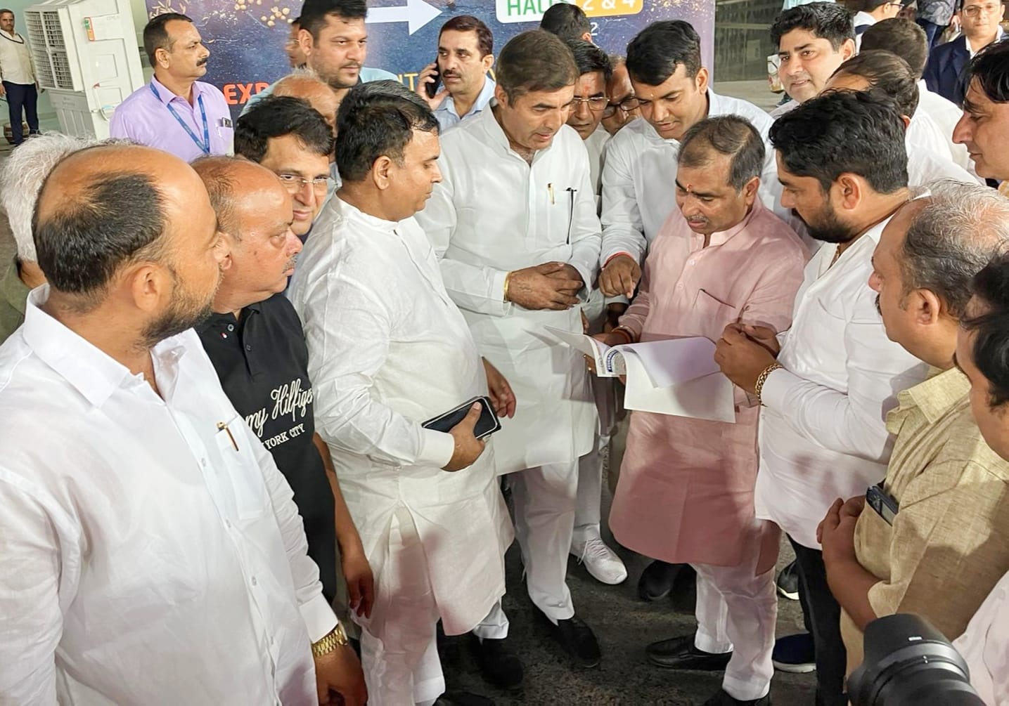 Greater Noida News: ग्रेटर नोएडा आरडब्ल्यूए फेडरेशन ने मंत्री से की मुलाकात, भ्रष्टाचार और गार्बेज चार्ज पर सौंपा ज्ञापन