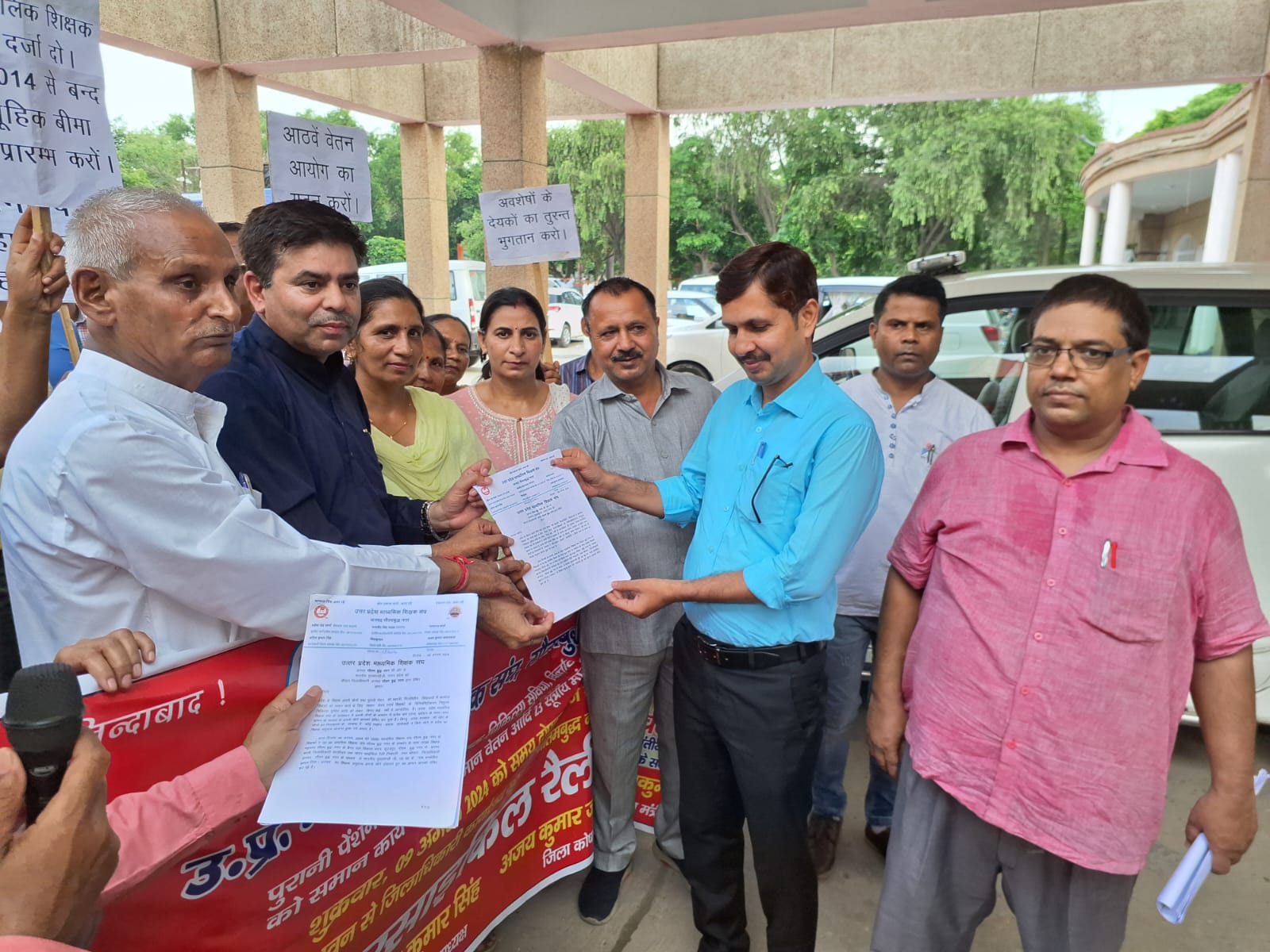 Greater Noida News: उत्तर प्रदेश माध्यमिक शिक्षक संघ की 23 सूत्रीय मांगों के लिए मोटरसाइकिल रैली, मुख्यमंत्री के नाम सौंपा ज्ञापन
