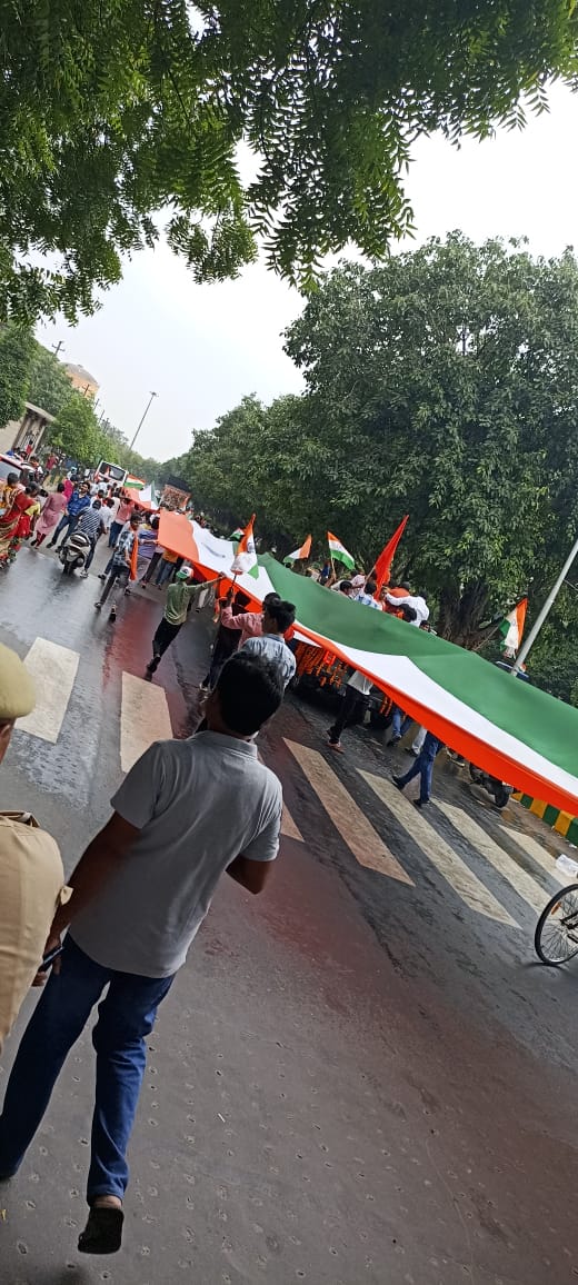Noida News: नोएडा में 78वें स्वतंत्रता दिवस पर ऐतिहासिक तिरंगा पदयात्रा, 2000 फीट लंबे तिरंगे के साथ नया इतिहास रचने की तैयारी