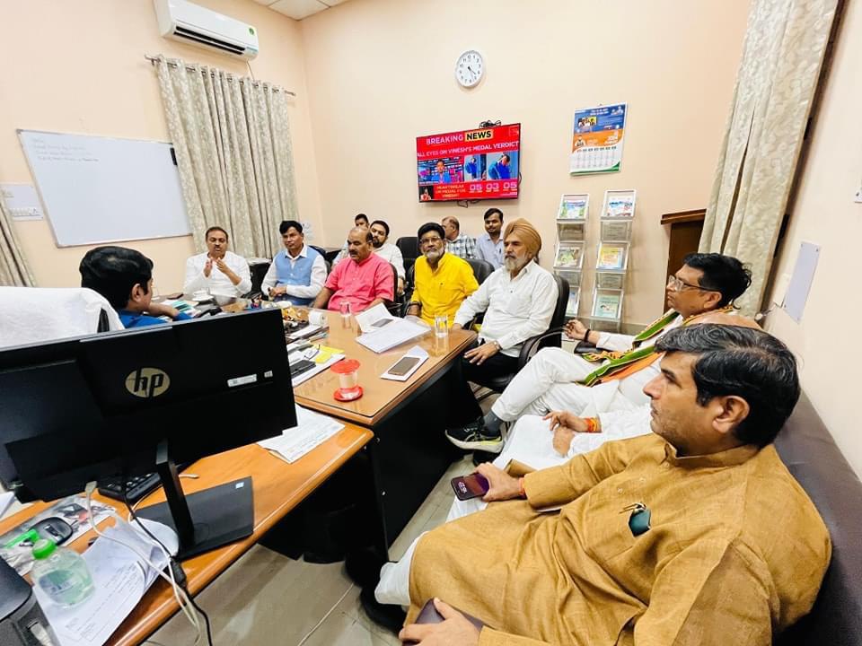 Lucknow BJP News: "लखनऊ में विधान परिषद के सदस्यों ने बेसिक शिक्षा में सुधार की मांगों के लिए अपर मुख्य सचिव से की विस्तृत चर्चा, शिक्षामित्रों, मान्यता और स्थानांतरण नीति पर दिए गए अहम सुझाव", लखनऊ अपर सचिव से MLC श्री श्रीचंद शर्मा ने की मुलाकात