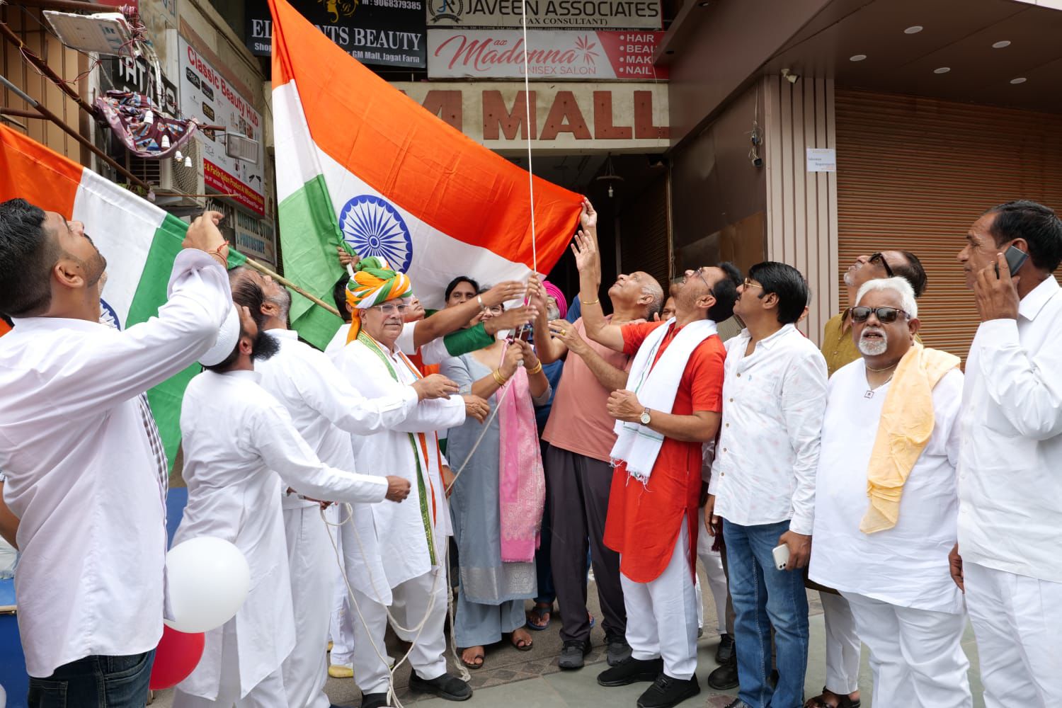 Greater Noida News: ग्रेटर नोएडा में जगत फॉर्म-अमृत पुरम व्यापार मंडल ने मनाया 78वां स्वतंत्रता दिवस, ध्वजारोहण और देशभक्ति गीतों से गूंजा जी एम मॉल