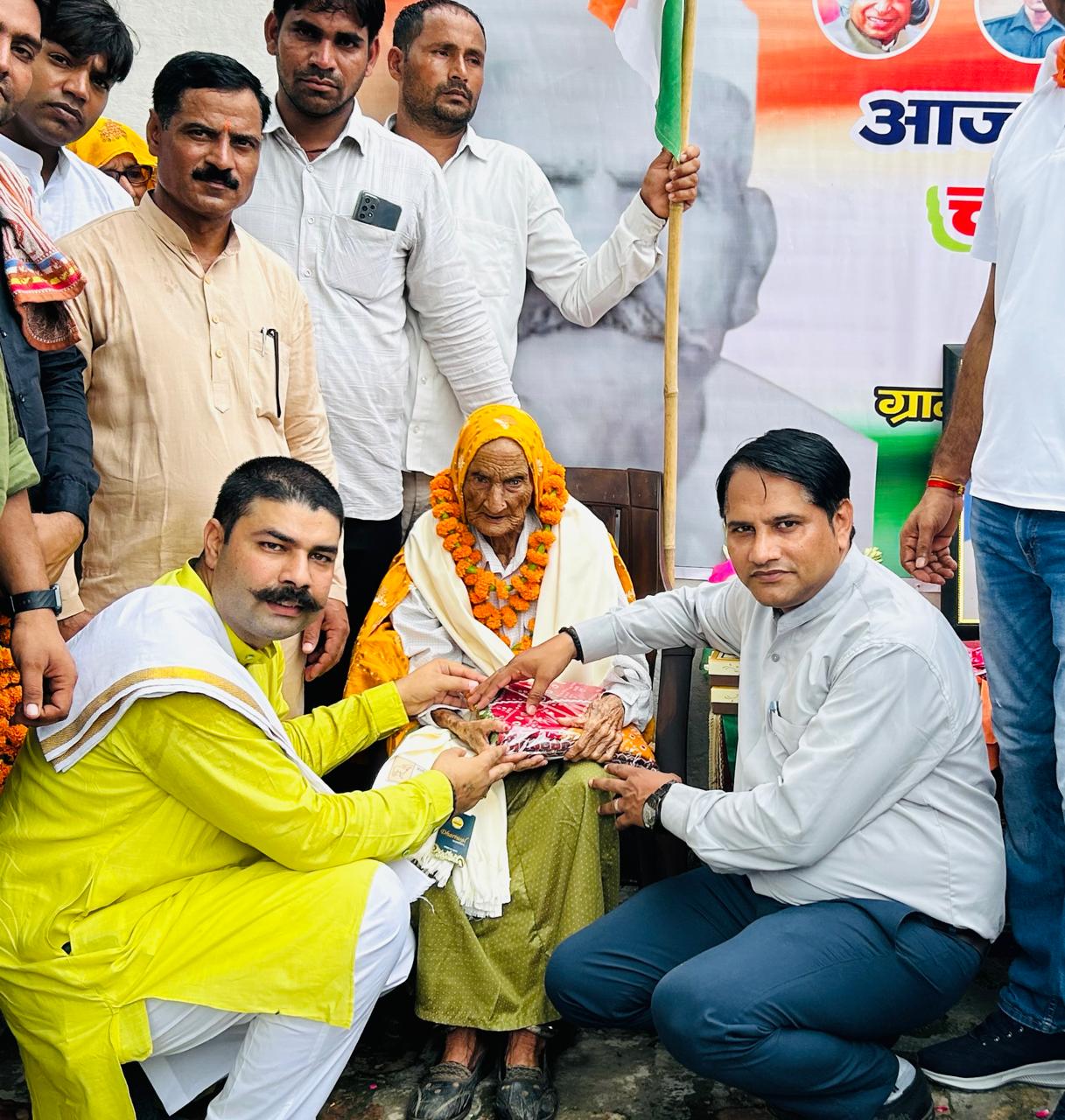 Jewar Bilaspur News: स्वतंत्रता सेनानी चंदू सिंह नागर की धर्मपत्नी विद्या देवी को सम्मानित
