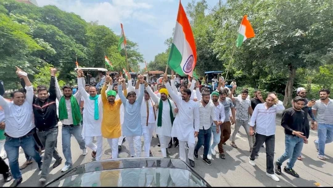 Greater Noida kisan News: मज़दूर संघर्ष मोर्चा ने एमएसपी और स्वामीनाथन रिपोर्ट की मांग के लिए निकाली तिरंगा यात्रा, सैकड़ों ट्रैक्टरों और हजारों किसानों ने किया प्रदर्शन