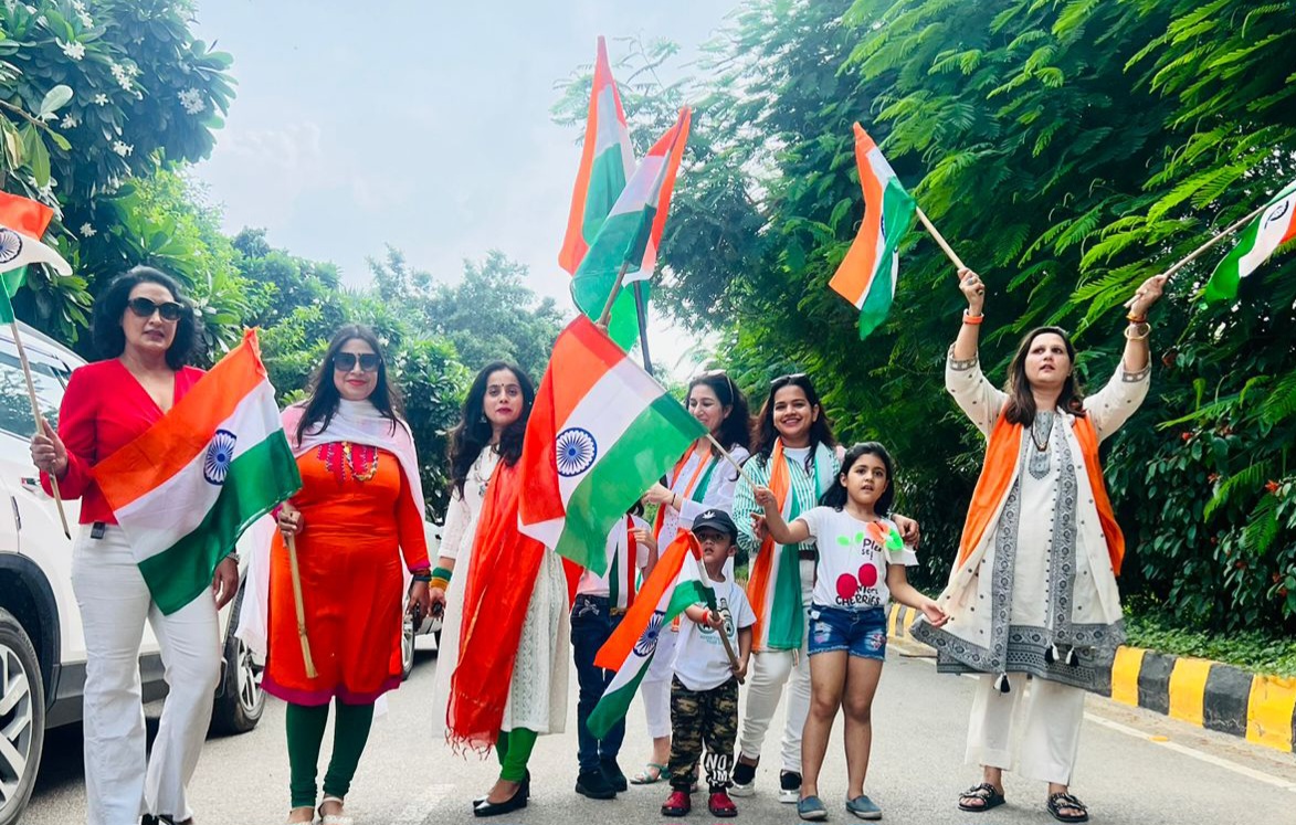 Paramount golf Foreste News: पैरामाउंट गोल्फ फॉरेस्ट सोसायटी में स्वतंत्रता दिवस पर महिलाओं ने निकाली जोशभरी कार रैली, भेजा आजादी का संदेश