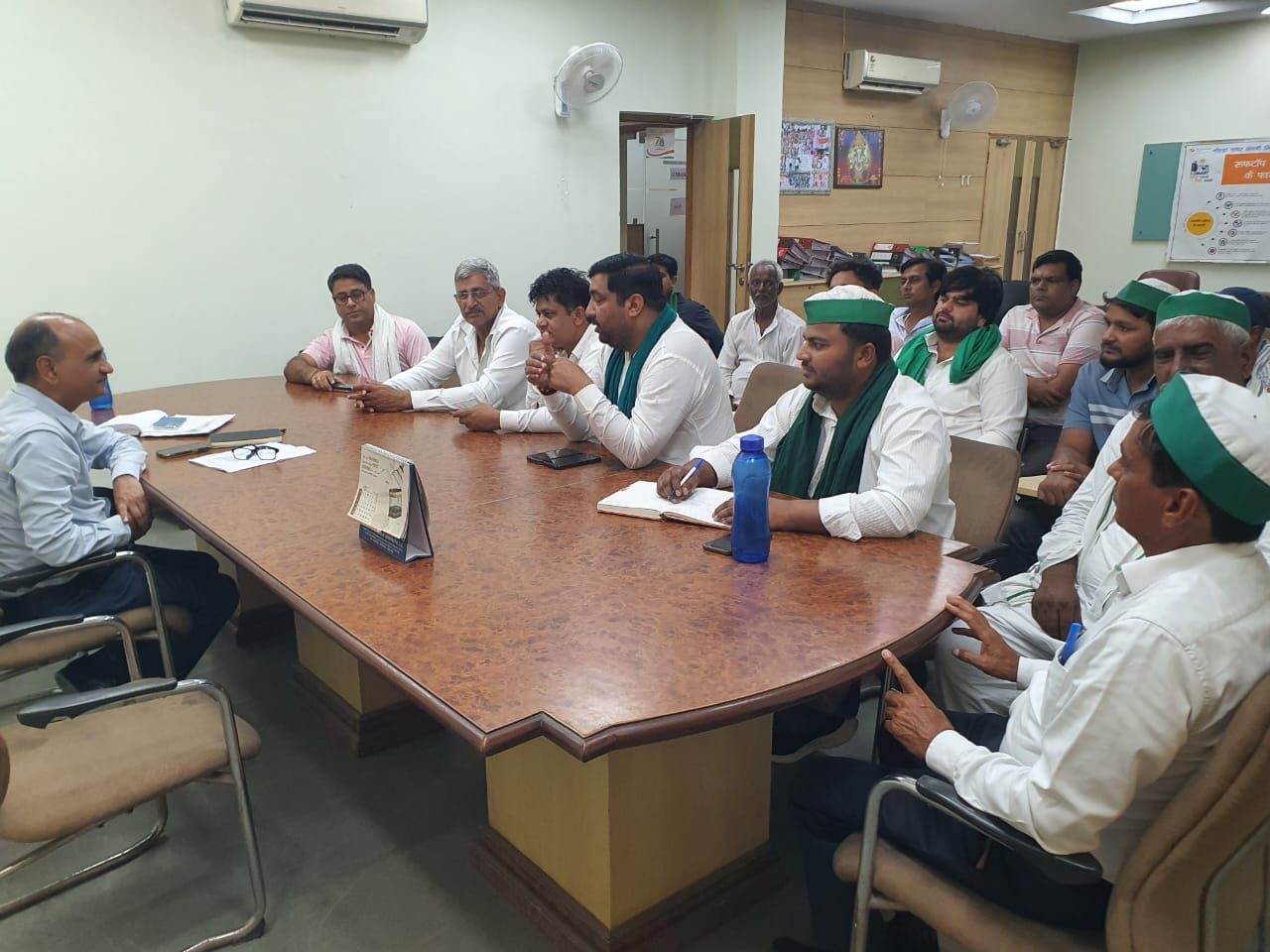 Greater Noida News: भारतीय किसान यूनियन और एनपीसीएल अधिकारियों के बीच मीटिंग में किसानों की बिजली समस्याओं पर चर्चा