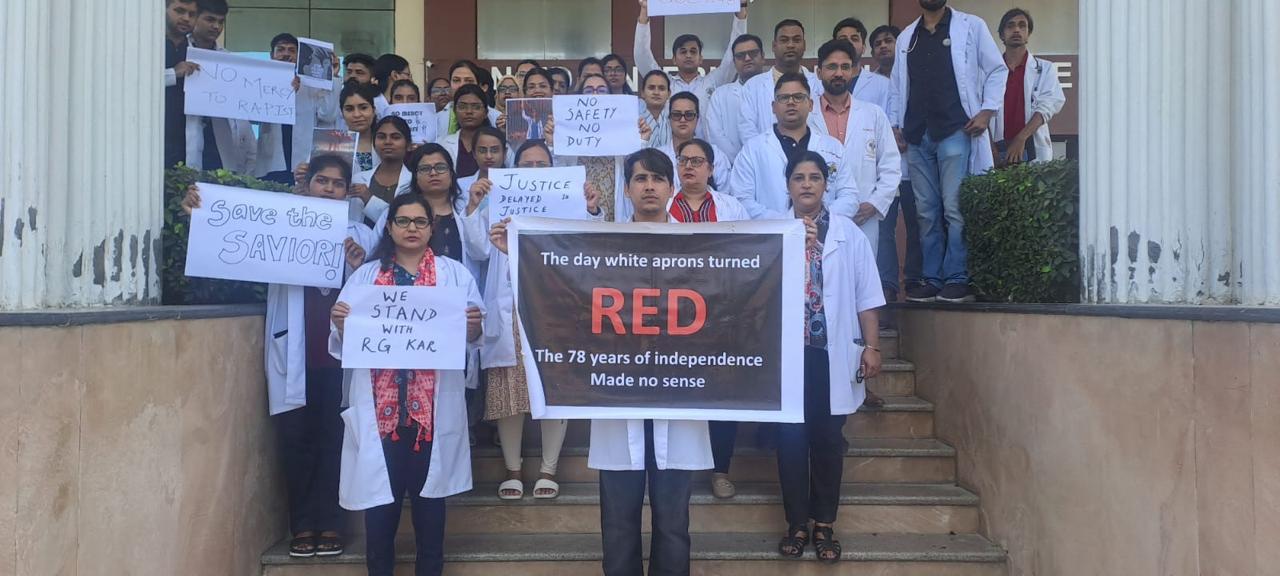 Greater Noida News : नीम्स मेडिकल कॉलेज में मेडिकल छात्रा के रेप और हत्या के खिलाफ शांतिपूर्ण धरना और मार्च, सुरक्षा बढ़ाने की मांग