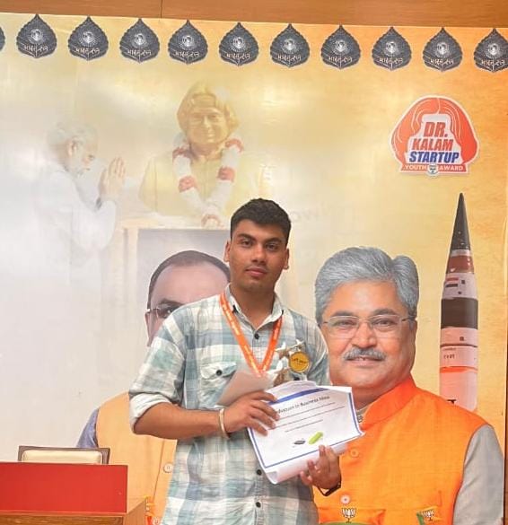 GLBajaj University News: जीएल बजाज इंस्टीट्यूट के एमबीए छात्र आयुष बंसल, मिला डॉ. अब्दुल कलाम स्टार्टअप यूथ सेरेमनी में सम्मान, सोलर-पावर्ड वायरलेस कीचेन पावर बैंक प्रोजेक्ट को मिली सराहना