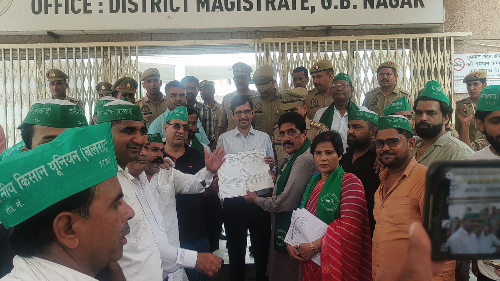 Greater Noida News : एमएसपी गारंटी बिल की मांग को लेकर भारतीय किसान यूनियन बलराज का ज्ञापन, संसद सत्र से पहले प्रधानमंत्री और राहुल गांधी को सौंपा ज्ञापन