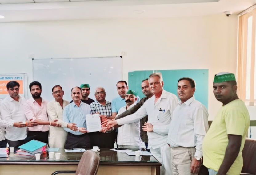 Greater Noida News : ग्रेटर नोएडा की पैरामाउंट गोल्फ फोरेस्ट सोसायटी में बिल्डर, के खिलाफ अनिश्चितकालीन धरना प्रदर्शन, 15वें दिन भी जारी, बिजली और मेंटेनेंस विवाद पर एनपीसीएल को ज्ञापन सौंपा