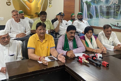 Greater Noida News : पैरामाउंट गोल्फ फोरेस्ट सोसायटी के निवासियों का धरना जारी, बिल्डर के तानाशाही रवैए के खिलाफ 19वें दिन भी आंदोलन, प्रशासन की चुप्पी पर उठे सवाल