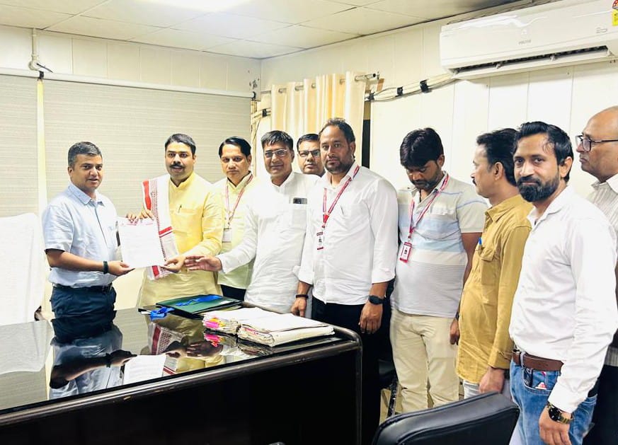 Arsh Line School News : अर्श लाइन स्कूल पर अवैध वसूली का आरोप, जिलाधिकारी से की गई सख्त कार्रवाई की मांग