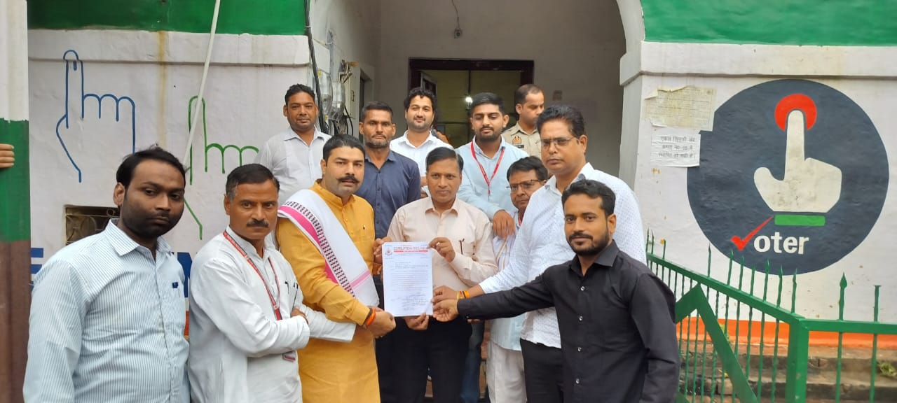 Bulandsheher News : बुलंदशहर की गड्ढा युक्त सड़कों पर भड़के लोग, करप्शन फ्री इंडिया ने सौंपा ज्ञापन, जल्द समाधान न होने पर आंदोलन की चेतावनी