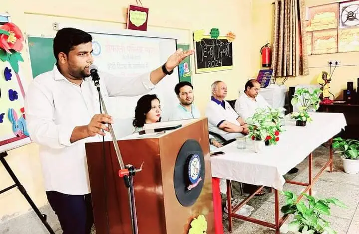 Dadri News : शैफाली पब्लिक स्कूल में हिंदी दिवस के उपलक्ष्य में हुआ भव्य कवि सम्मेलन, देशभक्ति और हिंदी के प्रति जागरूकता का संदेश