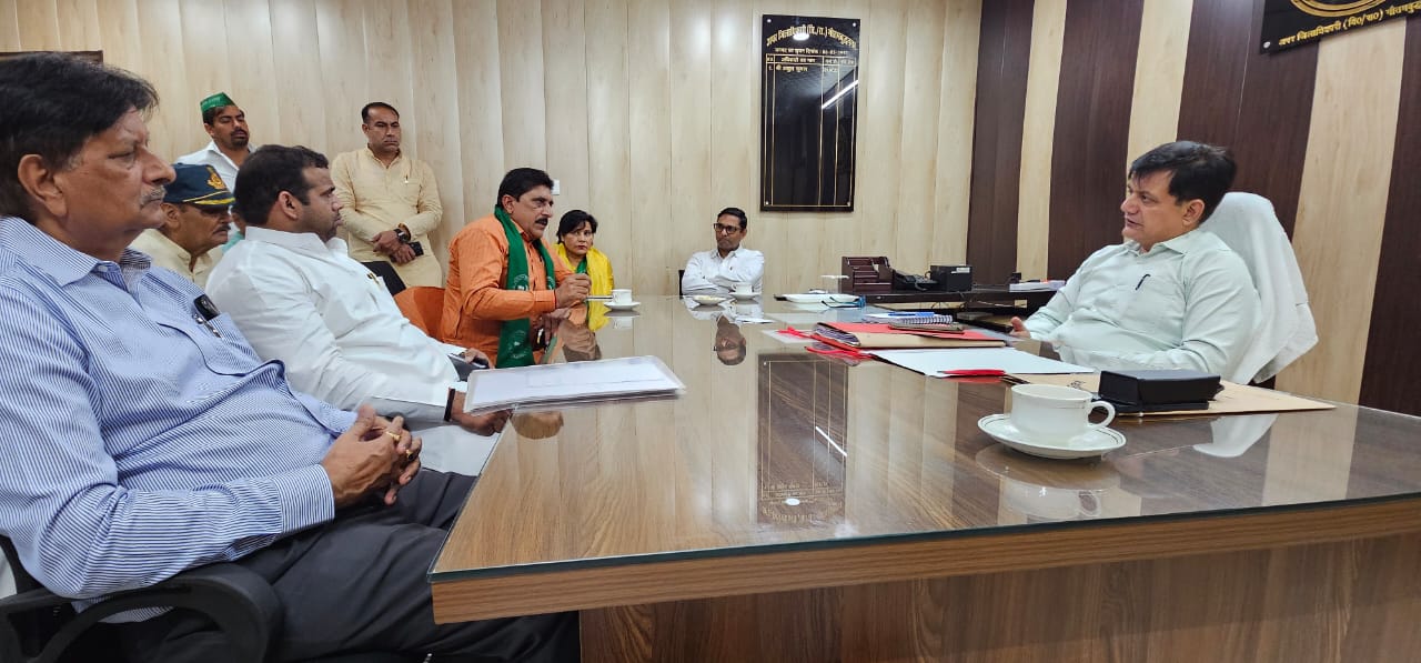 Greater Noida Peramount News : ग्रेटर नोएडा पैरामाउंट गोल्फ फोरेस्ट निवासियों का अनिश्चितकालीन धरना 23वें दिन भी जारी, प्रशासन पर छलावे का आरोप, 25 सितम्बर को महापंचायत का ऐलान