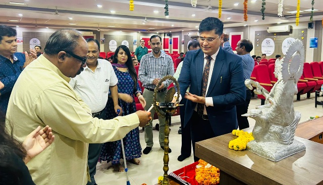 IEC College News : "आईईसी ग्रुप द्वारा बी.बी.ए. और बी.सी.ए. छात्रों के लिए भव्य ओरिएंटेशन कार्यक्रम का आयोजन, प्रेरक स्पीकर गोविंद मिश्रा ने छात्रों को लक्ष्य निर्धारण और कड़ी मेहनत का दिया संदेश"