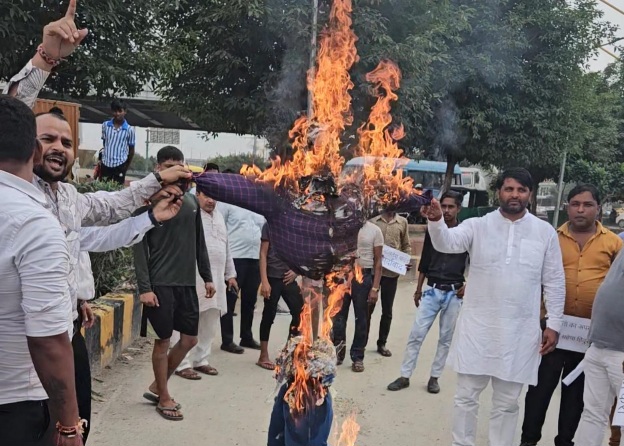 Noida BJYM News : अखिलेश यादव द्वारा महंतों पर की गई अभद्र टिप्पणी के विरोध में भारतीय जनता युवा मोर्चा ने किया प्रदर्शन, पुतला फूंका