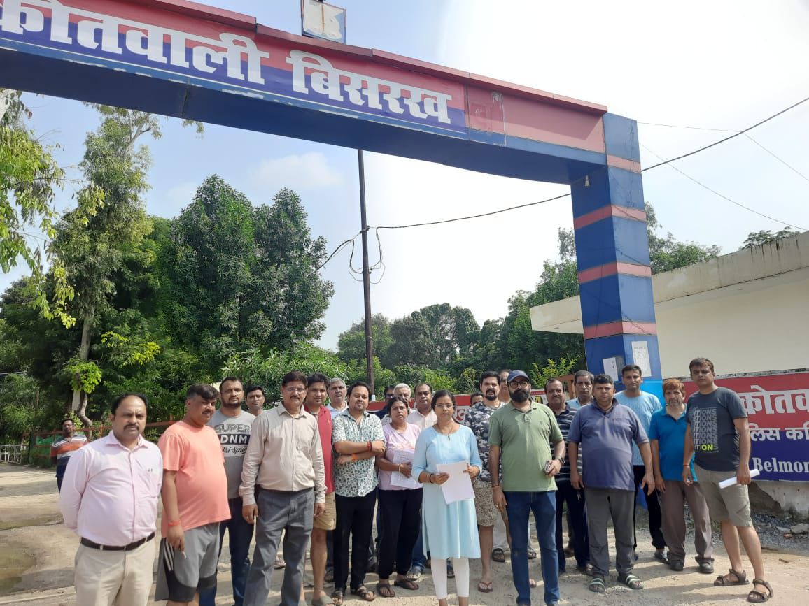 Greater Noida West News : इरोज सम्पूर्णम सोसायटी में निवासियों का बिल्डर के खिलाफ प्रदर्शन, चोरी की घटनाओं पर आक्रोश