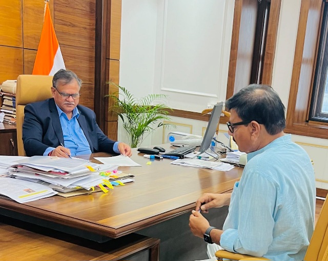 Jewar MLA News : जेवर के ग्रामीण क्षेत्रों में जल भराव की समस्या पर विधायक धीरेंद्र सिंह की सख्ती, शासन को अवगत कराकर त्वरित कार्रवाई के निर्देश