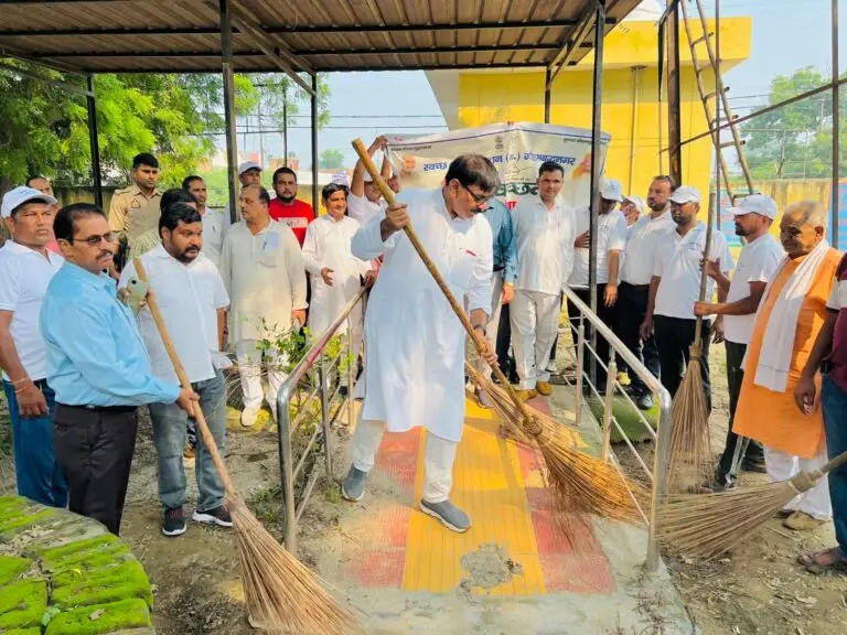Jewar MLA News : जेवर विधायक धीरेन्द्र सिंह ने खंड विकास कार्यालय और ग्रामीण इलाकों में किया जनसंवाद, सुनीं ग्रामीणों की समस्याएं और दिए समाधान के निर्देश
