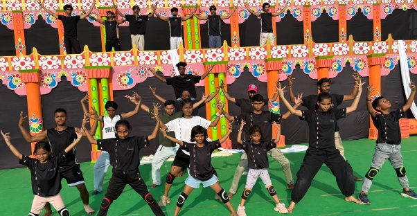 Greater Noida News : ग्रेटर नोएडा स्कूली बच्चों द्वारा देशभक्ति सांस्कृतिक कार्यक्रम की भव्य तैयारी, श्री रामलीला मैदान में होगा कार्यक्रम