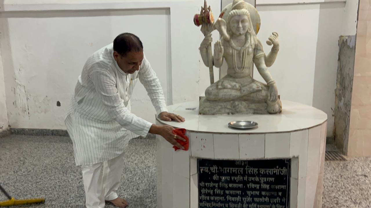 Dadri MLA News : दादरी विधायक तेजपाल नागर ने गांधी जयंती पर श्रमदान कर दिया स्वच्छता का संदेश, खादी को अपनाने की की अपील