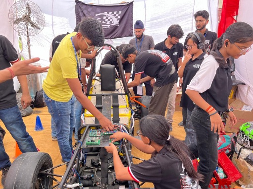 Galgotia University News : गलगोटियास यूनिवर्सिटी में फॉर्मूला इम्पीरियल 2024 का तीसरा दिन, अंतिम तकनीकी निरीक्षण और विशेषज्ञ वार्ता से प्रतिभागियों का भविष्य होगा उज्ज्वल
