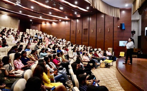 Galgotia University News : गलगोटिया यूनिवर्सिटी में महिला सशक्तिकरण और व्यक्तिगत स्वच्छता पर जोर, "बी योर ओन बॉस" कार्यशाला के माध्यम से छात्राओं में आत्मविश्वास का संचार