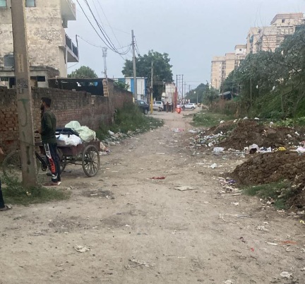 Sakipur News : साकीपुर ग्राम की विकास समस्याओं पर ध्यान देने की ज़रूरत, ग्रामीणों ने उठाए सवाल, DM गौतमबुद्धनगर से की शिकायत