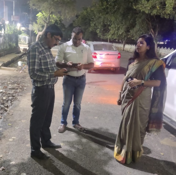 Greater Noida Authority News : ग्रेटर नोएडा में दीपावली से पहले शहर को जगमगाने की मुहिम, एसीईओ प्रेरणा सिंह ने रात में किया स्ट्रीट लाइटों का निरीक्षण, लापरवाही पर अधिकारियों को लगाई फटकार