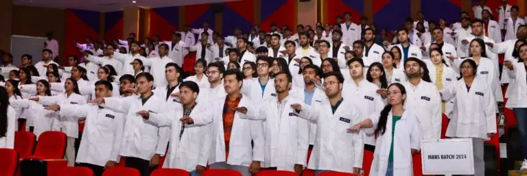 Shardha University News : शारदा विश्वविद्यालय में व्हाइट कोट सेरेमनी का आयोजन