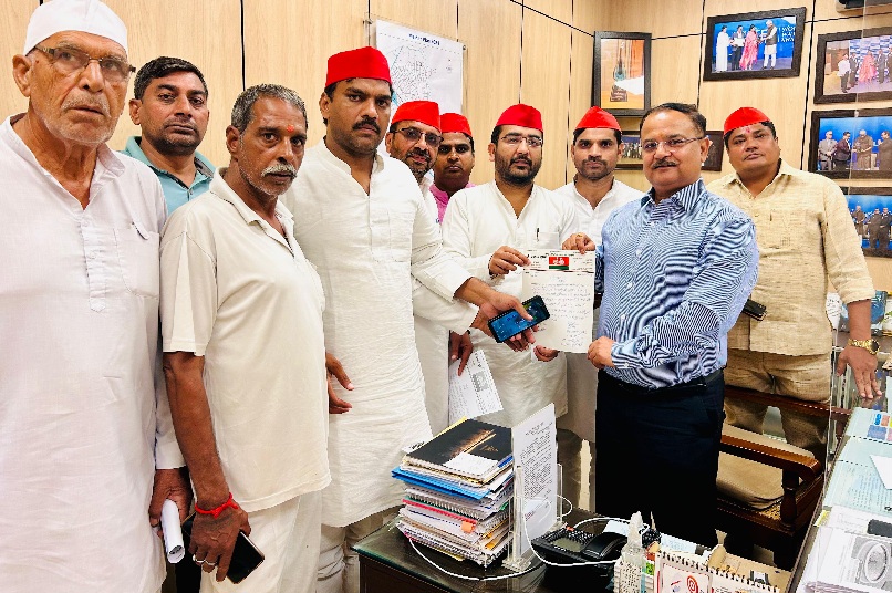 Noida Samajwadi News : नोएडा महानगर समाजवादी पार्टी प्रतिनिधिमंडल ने जल आपूर्ति और सीवर समस्याओं पर प्राधिकरण अधिकारियों से की मुलाकात, समस्याओं के समाधान की मांग