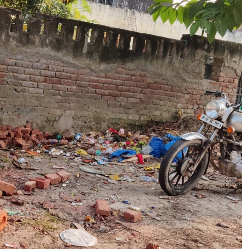 Greater Noida News : दीपावली पर गंदगी का अंबार, ग्रेटर नोएडा में सफाई कर्मियों की हड़ताल से शहरवासियों की दीपावली हुई फीकी