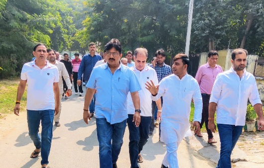 Greater Noida News: ग्रेटर नोएडा प्राधिकरण के ओएसडी इंदु प्रकाश का डेल्टा टू दौरा, समस्याओं का समाधान न होने पर ठेकेदार होंगे ब्लैकलिस्ट