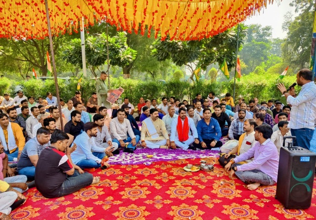 Greater Noida Authority News : "ग्रेटर नोएडा प्राधिकरण पर ट्यूबवेल ऑपरेटरों का आक्रोश, समस्याओं के समाधान पर बनी सहमति, अनिश्चितकालीन धरना समाप्त"